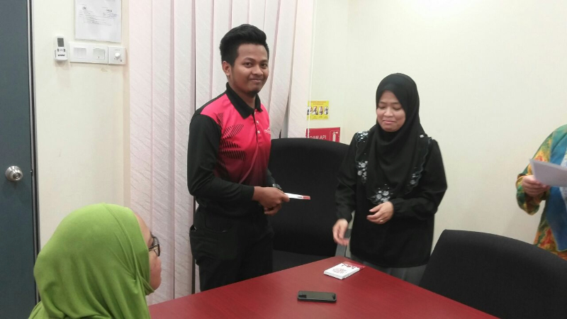 Antara pelajar yang menerima sumbangan MISC Logistics Sdn Bhd