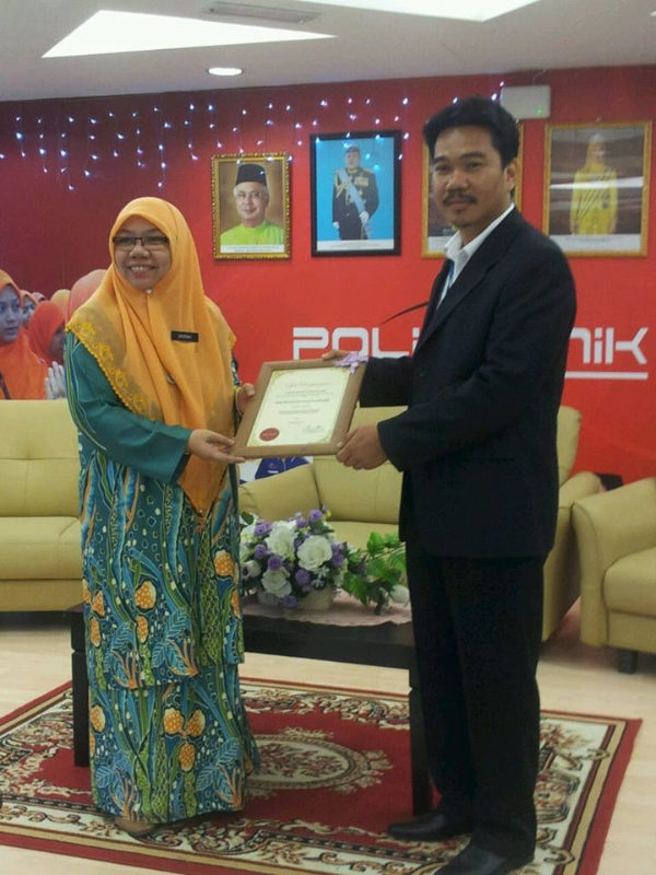 Pengarah PMJB Puan Norah binti Hj. Mohd Zan menyerahkan sijil penghargaan kepada En. Ismail bin Ibrahim Southern Regional Manager MISC Logistics Sdn Bhd
